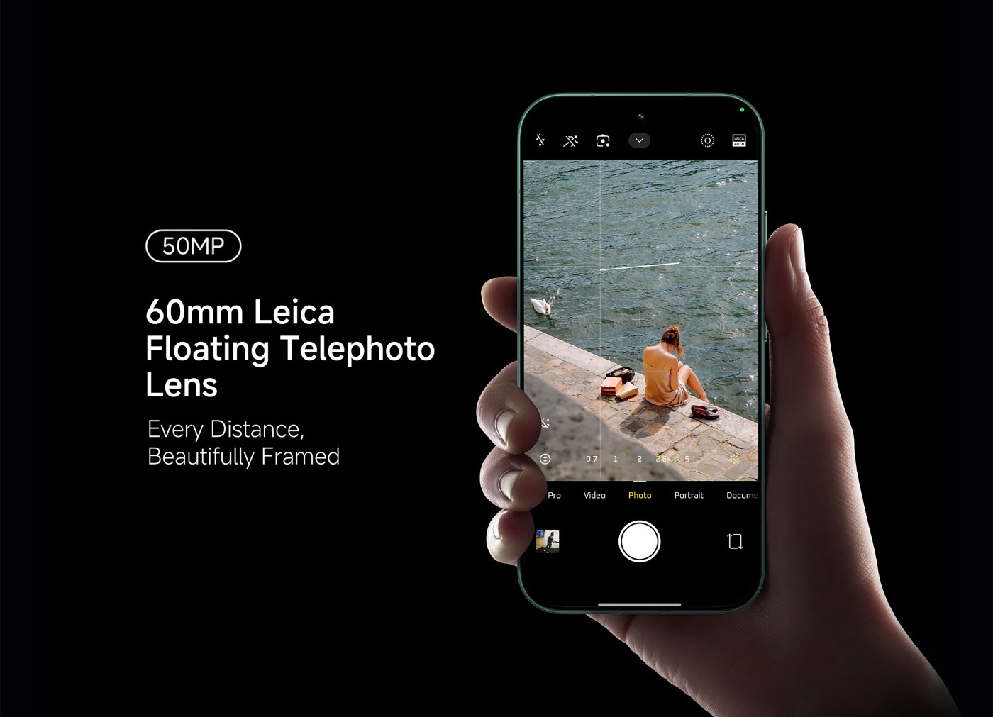 It showcases four sample night photography images, highlighting the night shooting capabilities of the Xiaomi 17 camera. Each photo displays different light and shadow effects and details, along with camera parameters, demonstrating its performance in low-light environments. The overall design emphasizes the natural colors and detail retention in night photography.